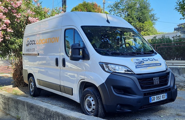 Utilitaire 12 m3 Mercedes Sprinter en location à Antibes